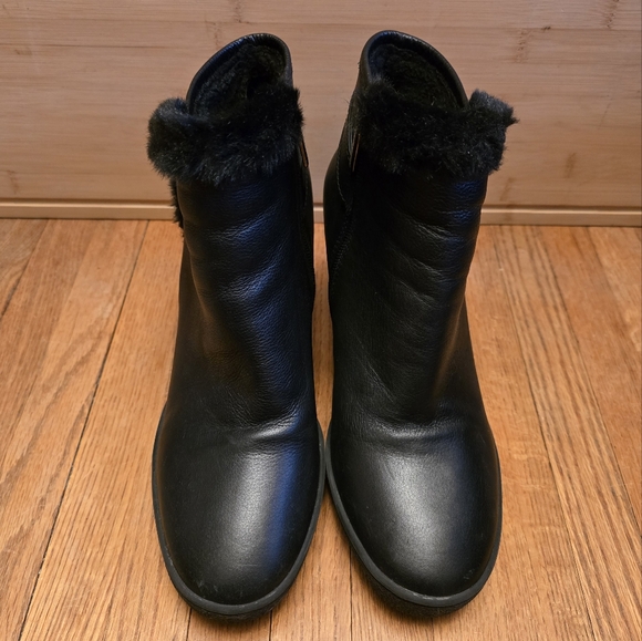 Aquatalia Cameron Black Faux Fur Trim Leather Wedge Bootie Sz 8.5 - Picture 3 of 9